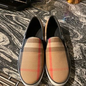 Burberry Slip on loafers skate shoes never worn size 40